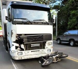 Motociclista de 43 anos morre em colisão com caminhão na ERS-118, em Viamão
