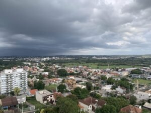 Depois da onda de calor com máximas de 40º C, frente fria chega a região