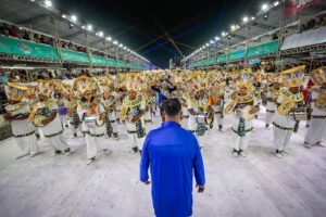 Unidos de Vila Isabel faz desfile para ser campeã no Carnaval de Porto Alegre