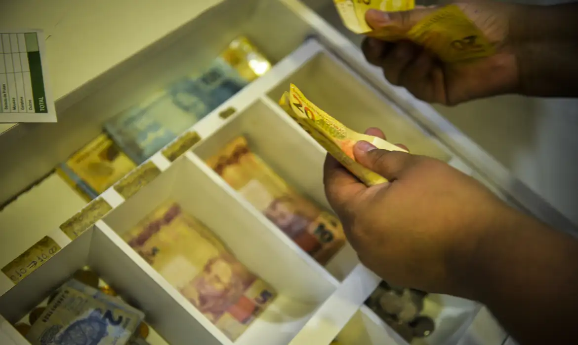 Aposentados e pensionistas começam a receber antecipação do 13º salário