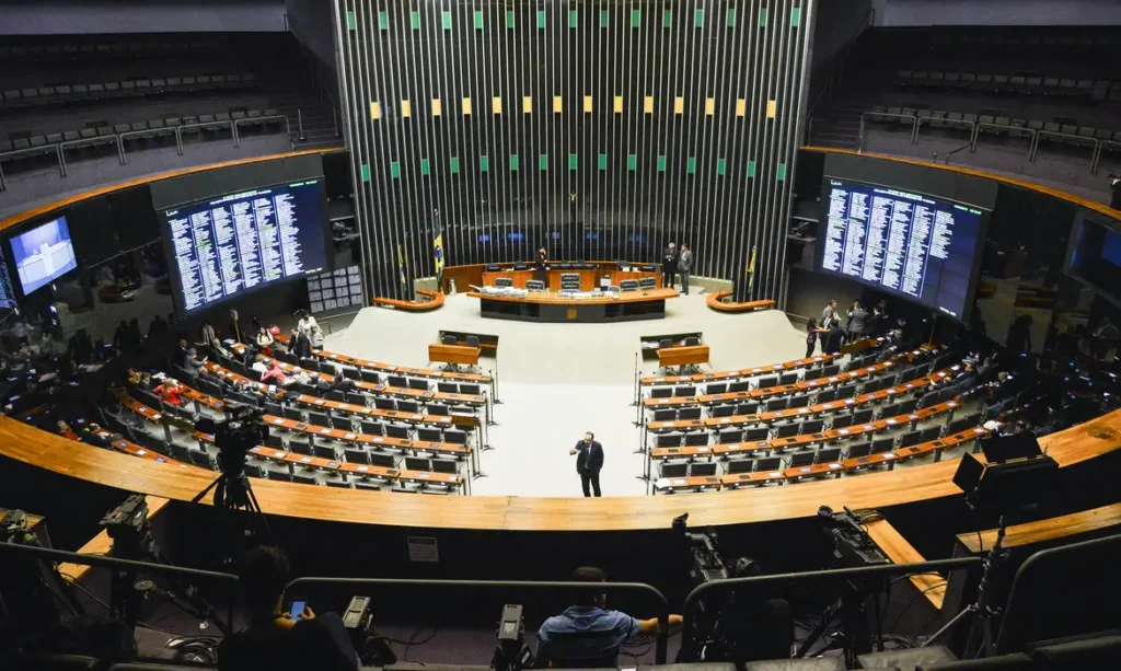 Câmara aprova criação de 18 novas vagas de deputados com custo anual de R$ 64 milhões