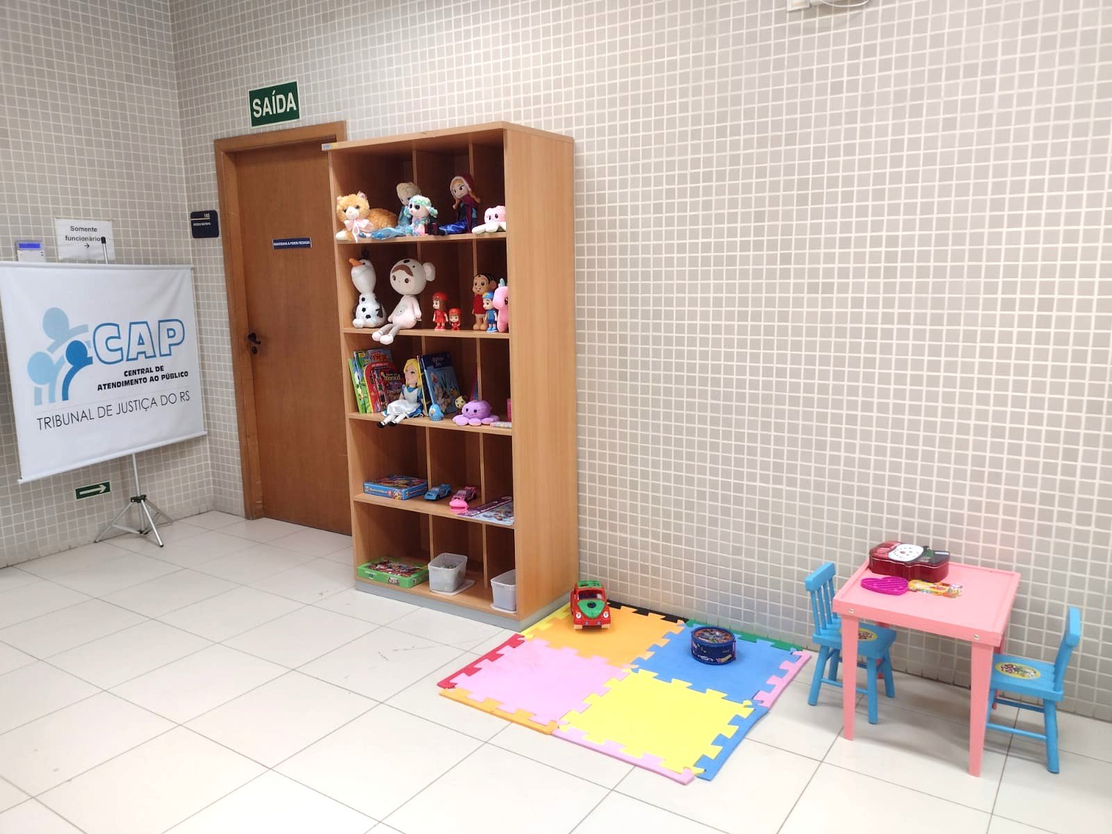 Comarca de Viamão cria espaço lúdico para acolher crianças durante atendimentos
