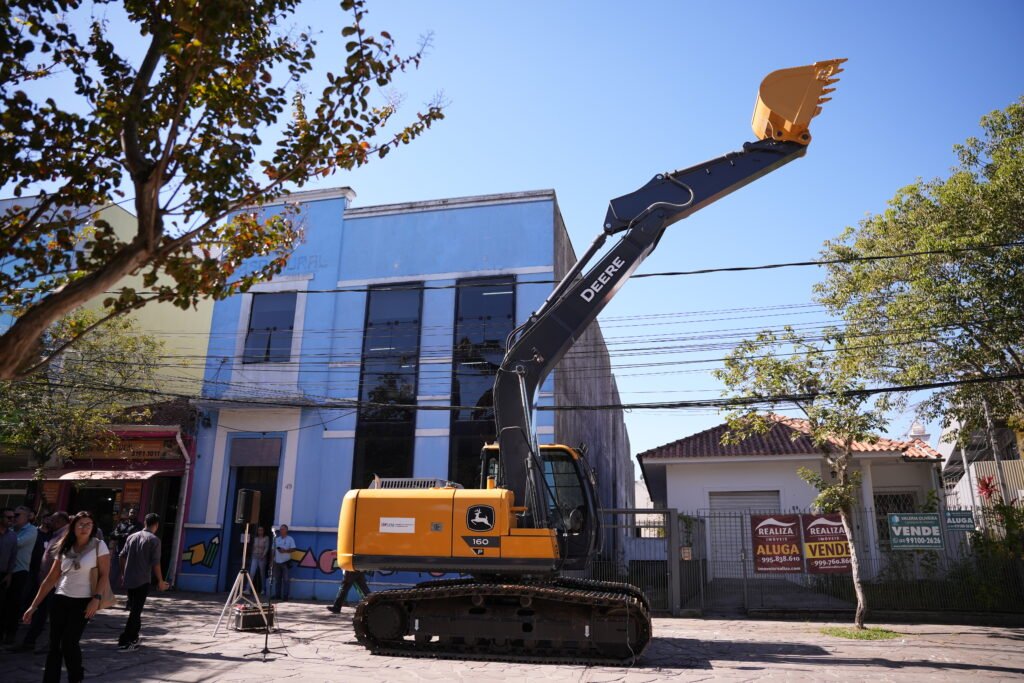 Viamão recebe escavadeira adquirida por emenda parlamentar de R$ 806 mil