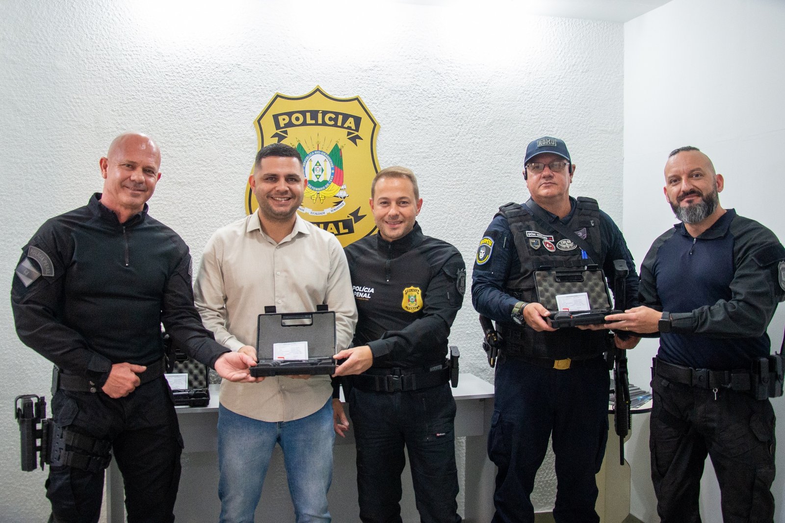 Guarda Municipal de Viamão recebe doação de armas da Polícia Penal