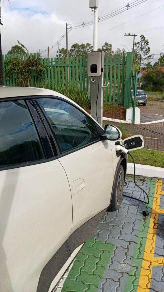 Eletroposto com carregamento gratuito entra em operação na Coopernorte em Viamão