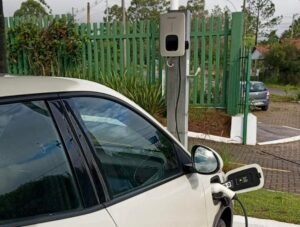 Eletroposto com carregamento gratuito entra em operação na Coopernorte em Viamão