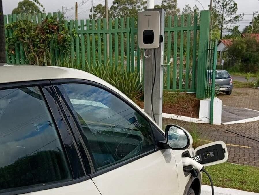 Eletroposto com carregamento gratuito entra em operação na Coopernorte em Viamão