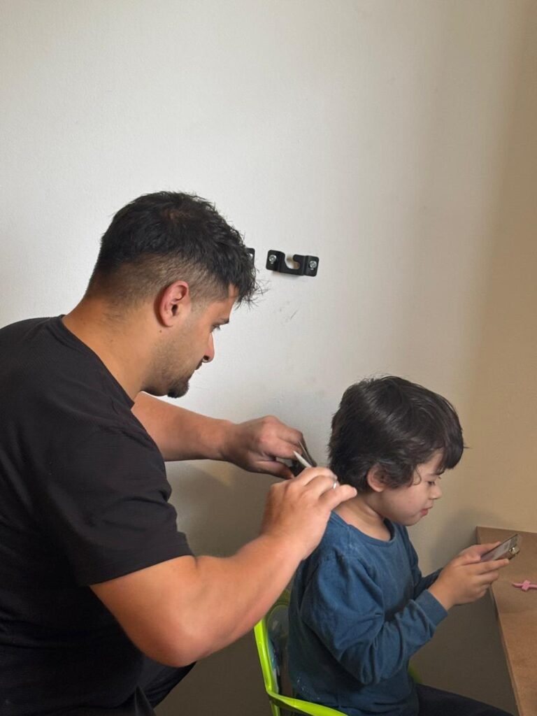 Barbeiro de Viamão desenvolve projeto inclusivo e impacta a vida de famílias atípicas da região