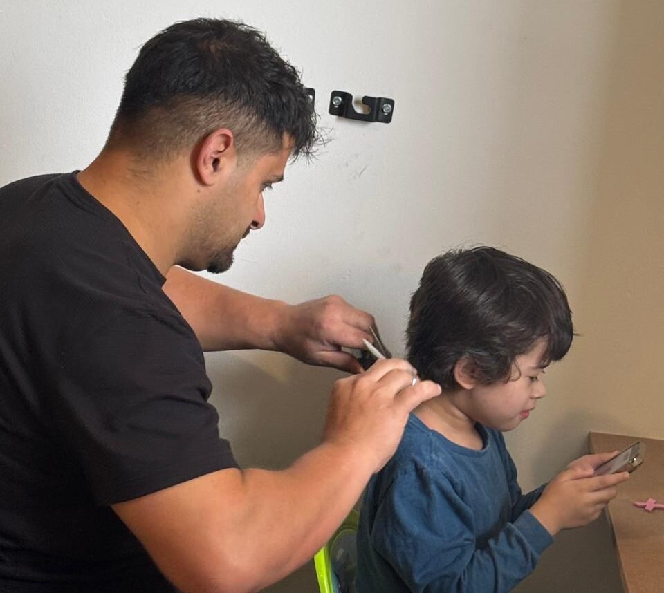 Barbeiro de Viamão desenvolve projeto inclusivo e impacta a vida de famílias atípicas da região