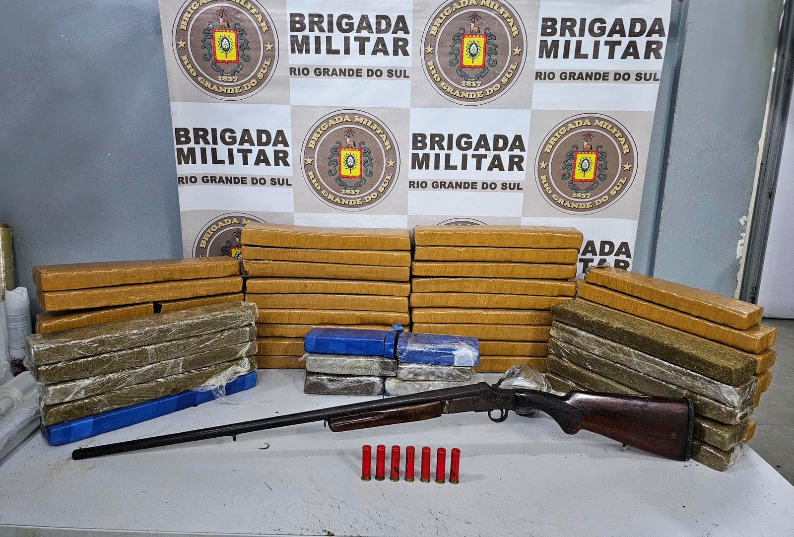 Homem de 20 anos é preso por porte ilegal de arma e tráfico de drogas em Viamão