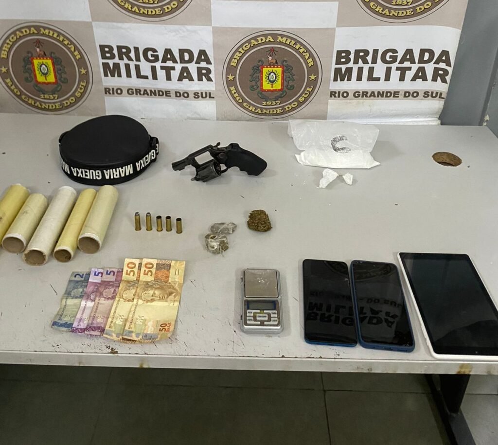 Três pessoas foram presas por porte ilegal de arma e tráfico de drogas em Viamão