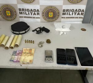 Três pessoas foram presas por porte ilegal de arma e tráfico de drogas em Viamão