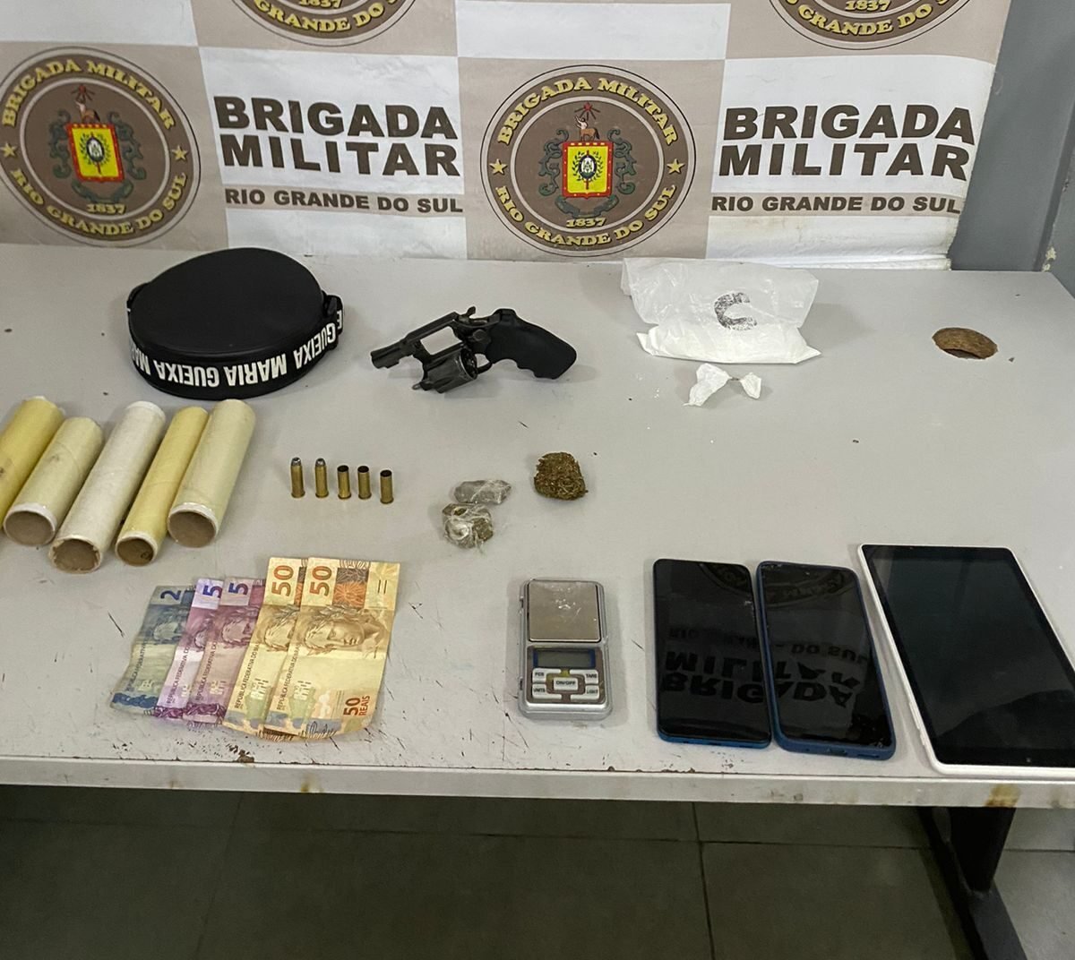 Três pessoas foram presas por porte ilegal de arma e tráfico de drogas em Viamão