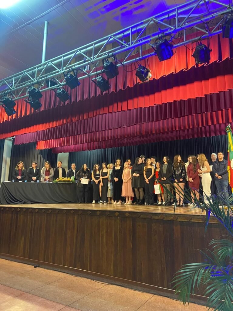 Em Viamão, ACIVI realiza formatura de 160 jovens no Programa Miniempresa
